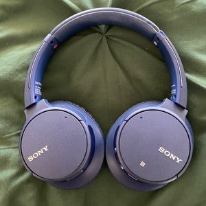 Sony WH-CH700N Bluetooth noise cancelling headphones with case